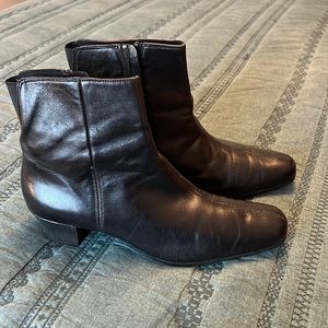 Munro American Lilian Black leather booties